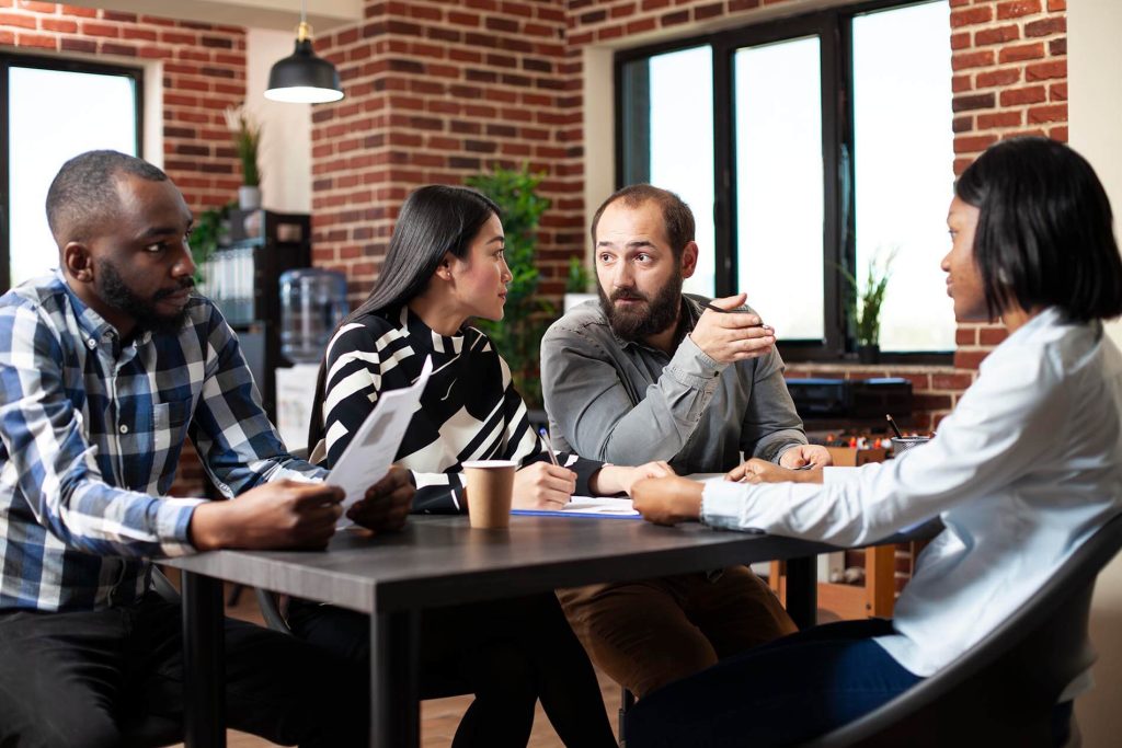 Colaboradores reunidos discutindo saúde mental no ambiente de trabalho