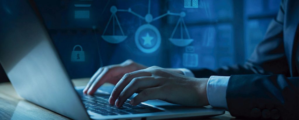 Pessoa no laptop com ícones de cadeado e balança, simbolizando privacidade digital e segurança online