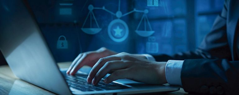 Pessoa no laptop com ícones de cadeado e balança, simbolizando privacidade digital e segurança online