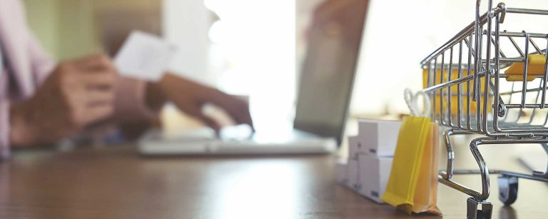 consumidor exercendo direito de arrependimento após compra online