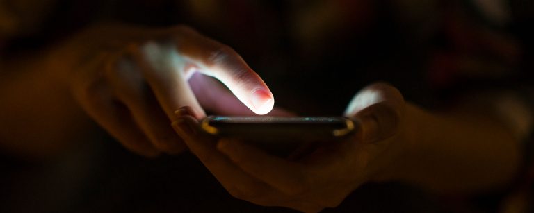 mesa de advogado com documentos representando alerta sobre golpe do falso advogado