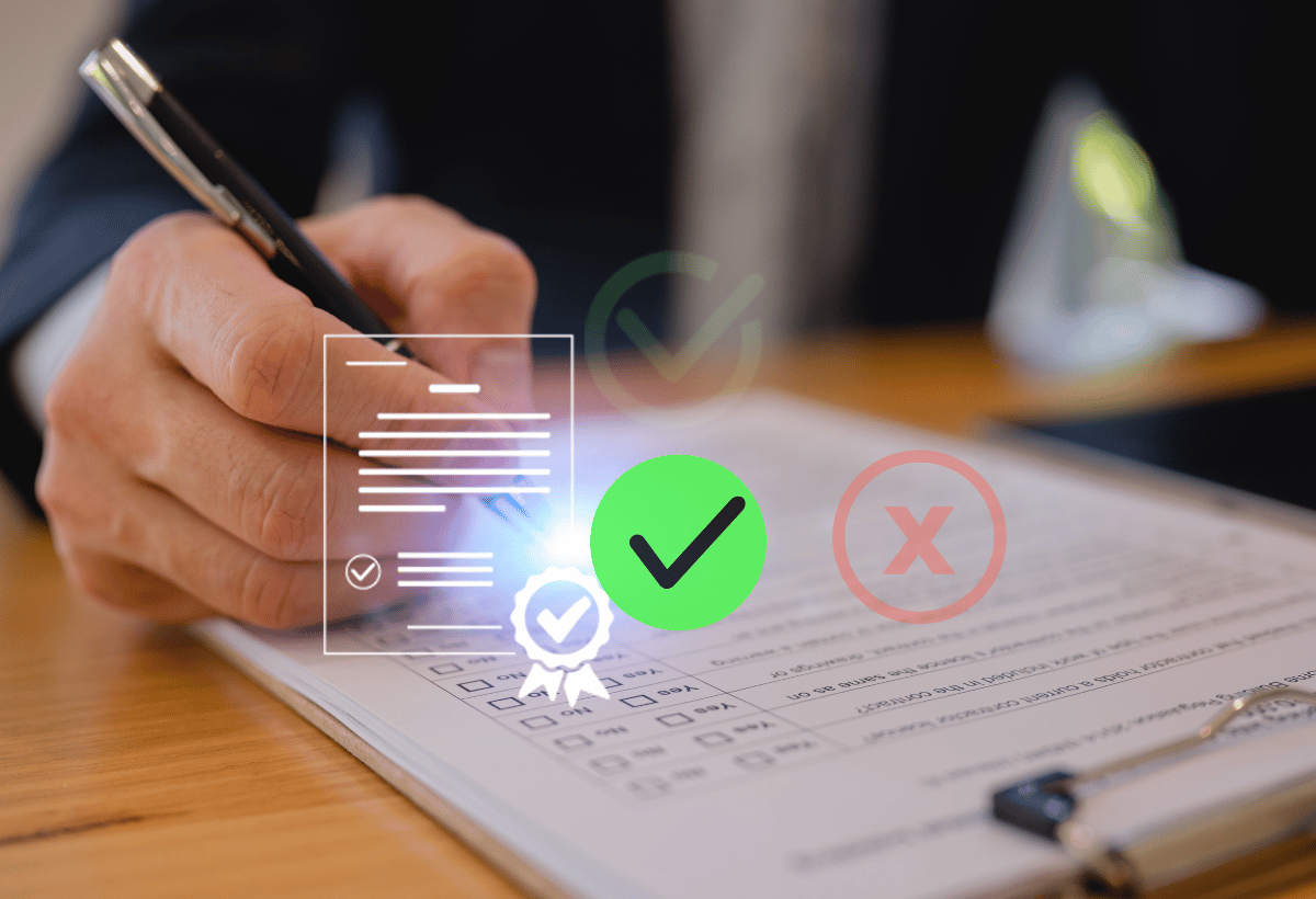 Pessoa assinando contrato com ícones de aprovação e check verde simbolizando prevenção jurídica.