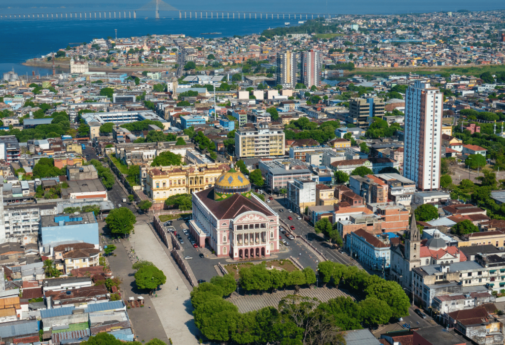 Vista aérea de Manaus com destaque para o Teatro Amazonas e a área urbana da cidade